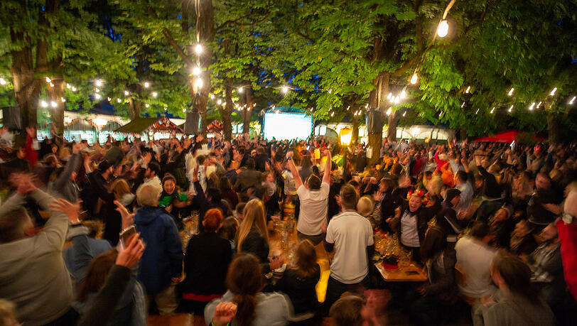 Fußballfans bei der WM 2018 im Biergarten des Hofbräukellers.
