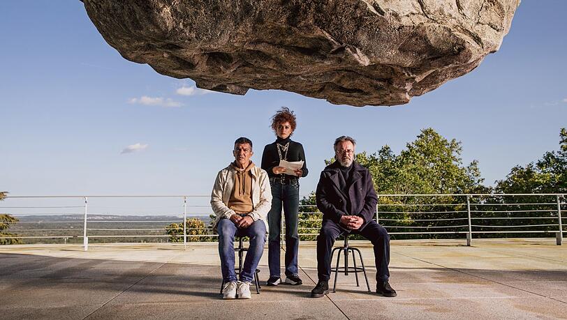 Ein "Lockerungsübung" vor den Proben: die Regisseurin (Penélope Cruz) mit ihren Schauspielern (Antonio Banderas, li., und Oscar Martínez). Aber das ist erst der Anfang.
