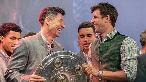 Robert Lewandowski (l) und Thomas Müller halten die Meisterschale und feiern beim "Paulaner Fanfest" die zehnte Meisterschaft in Serie.