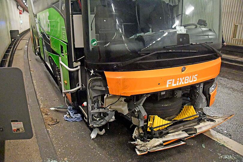 Aus ungeklärter Ursache ist am Freitagabend ein Reisebus im Brudermühltunnel verunglückt.