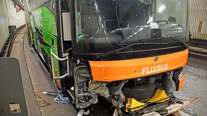 Aus ungeklärter Ursache ist am Freitagabend ein Reisebus im Brudermühltunnel verunglückt.