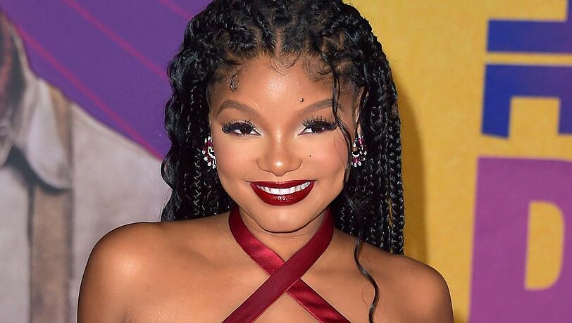 Halle Bailey besuchte Anfang Dezember - vermutlich hochschwanger - in einem weiten Kleid die Premiere von "Die Farbe Lila".