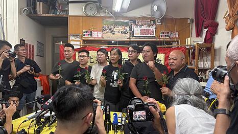 Aktuelle und ehemalige Mitglieder der pro-demokratischen Partei Hongkongs, der League of Social Democrats (LSD), geben die Auflösung der Partei bekannt.