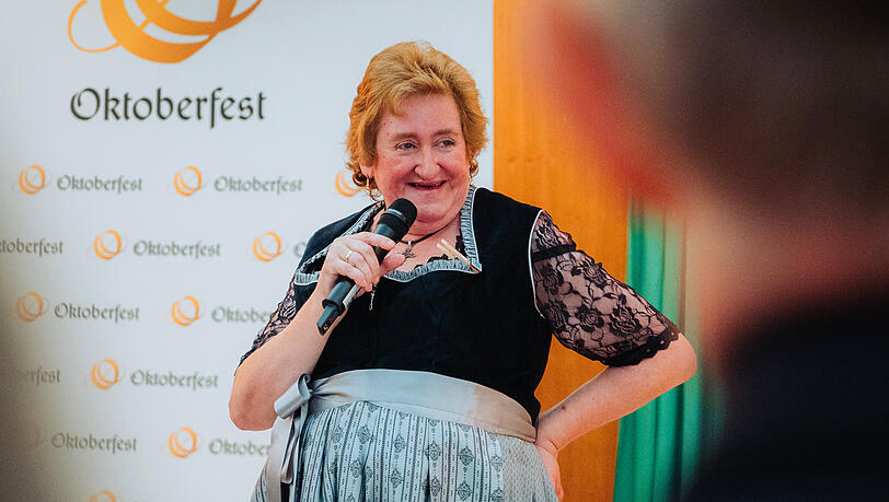 Renate Maiers freches Mundwerk ist in ganz Bayern bekannt. Regelmäßig gewinnt die Niederbayerin Gstanzl-Wettbewerbe. In ihren Sammlerkrug hat sie sich erst einmal einen Liter Bier einschenken lassen.