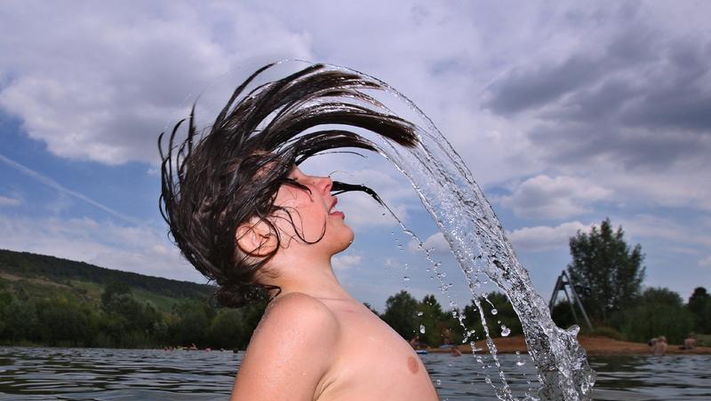 Manchmal ein gefährliches Vergnügen: Ein Bad im Badesee. Manchmal ein gefährliches Vergnügen: Ein Bad im Badesee.