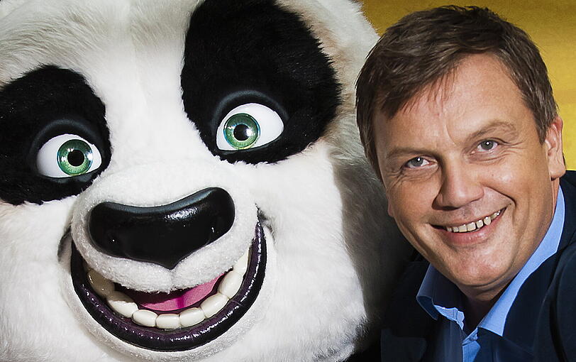 Susan Sideropoulos ist schwanger wie Panda: Auf dem roten Teppich in Berlin präsentiert die Schauspielerin ihren Baby-Bauch. Hape Kerkeling und Jack Black liefern sich einen Kampf für die Fotografen. Die Bilder von der Filpremiere für den Animationsfilm "Kung Fu Panda 2".