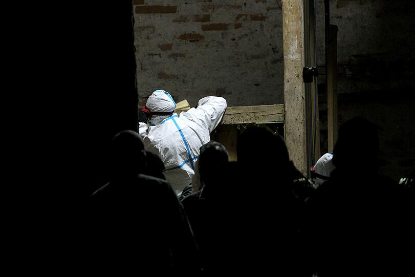 Die
Männer seien vom Zugriff in Augsburg und Friedberg am Donnerstag
vollkommen überrascht gewesen, erklärte die Polizei.