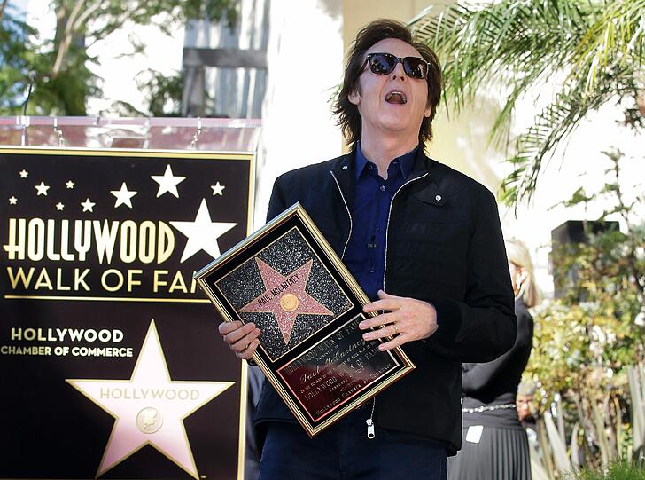 Als letzter der vier Beatles hat Paul McCartney einen Stern auf dem Hollywood "Walk of Fame" bekommen. Der Ehrung wohnten neben McCartneys Frau Nancy Shevell auch Musikerkollegen wie Neil Young bei. Ringo Starr konnte wegen gesundheitlicher Probleme nicht teilnehmen.