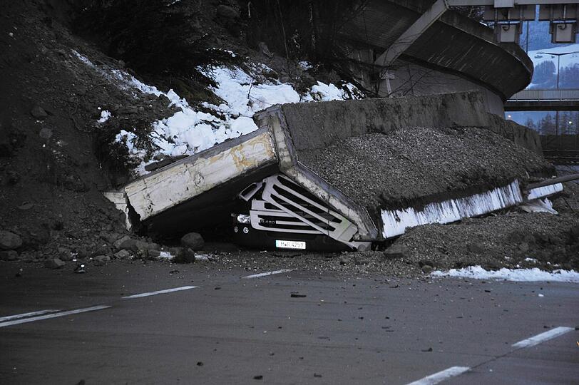 Horror-Unfall auf der Brenner-Autobahn: Eine Betonmauer hat sich von einem Hang gelöst und einen Münchner Lkw unter sich begraben. Die Bilder...