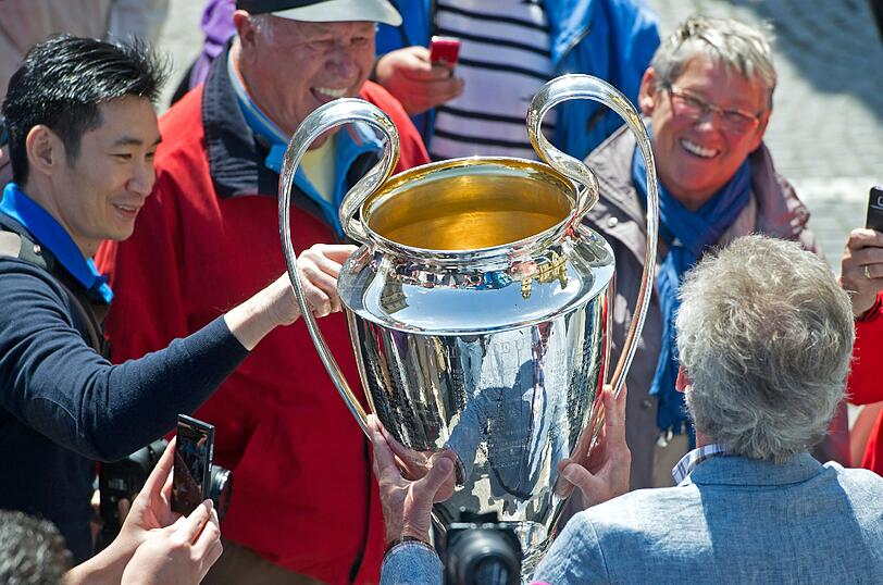 Da ist das Ding! Bei der "Trophy Bus Parade" der UEFA tourt das Objekt der Begierde, der Champions League-Pokal, am Montag gemeinsam mit zahlreichen Promis durch München - sehen Sie hier die Bilder.
