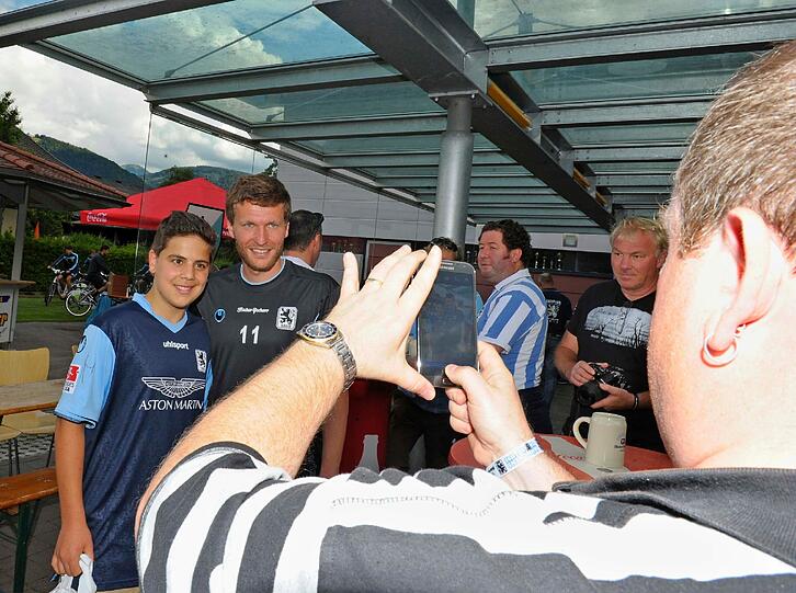 Fanabend des TSV 1860 im Trainingslager in Bad Häring: Mitgereiste Fans konnten mit den Spielern plaudern, sich Autogramme geben lassen oder ein Bierchen trinken.