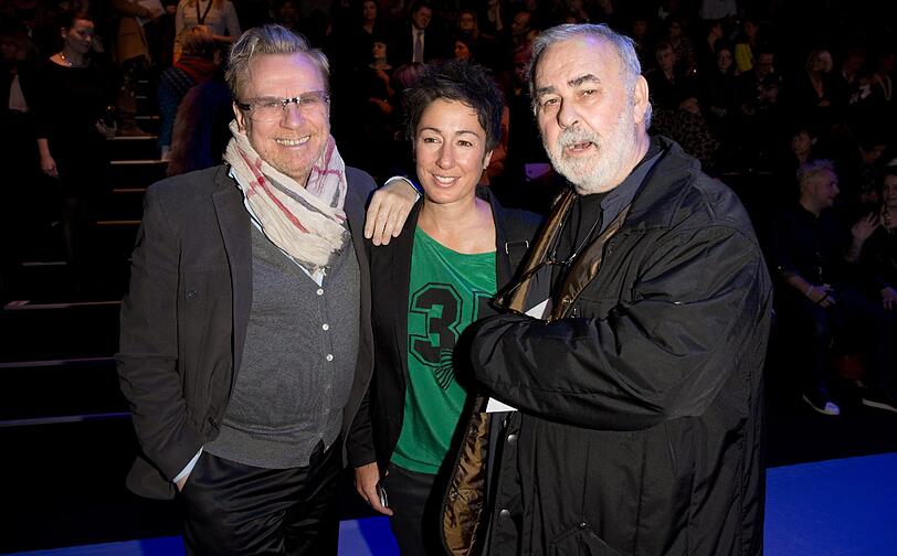 Die Friseure Rene Koch (l.) und Udo Walz mit der Moderatorin Dunja Hayali bei der Modenschau des Labels Riani