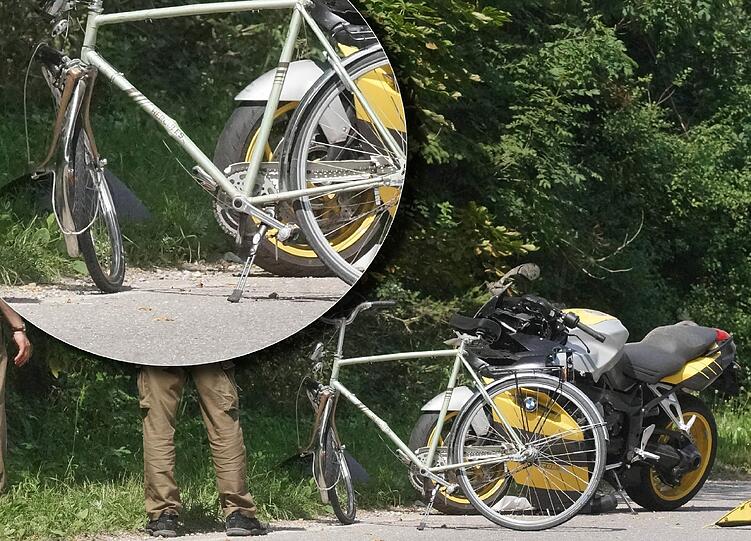 Unfall zwischen Neuried und Planegg: Ein Motorradfahrer hat einen Radler erwischt. Der Fahrradfahrer starb noch am Unfallort. Die Bilder.