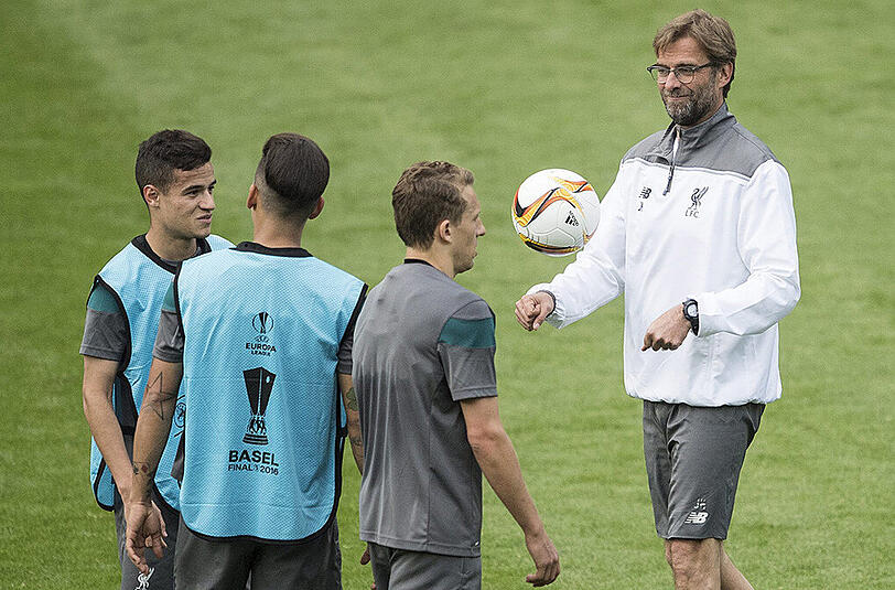 Warm-up in Basel: Liverpools Coach Jürgen Klopp (rechts) und seine Schäfchen.