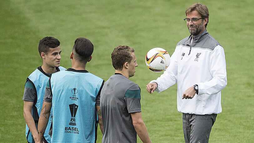Warm-up in Basel: Liverpools Coach Jürgen Klopp (rechts) und seine Schäfchen. Warm-up in Basel: Liverpools Coach Jürgen Klopp (rechts) und seine Schäfchen.