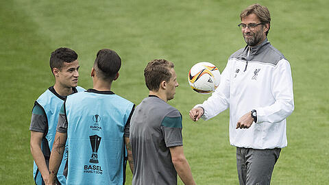 Warm-up in Basel: Liverpools Coach Jürgen Klopp (rechts) und seine Schäfchen.