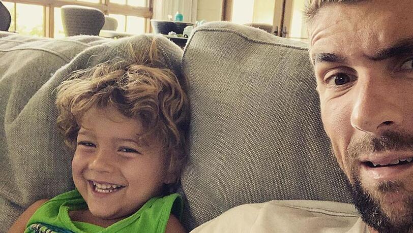 Michael Phelps (r.) und ein Sohn haben sichtlich Spaß zusammen Michael Phelps (r.) und ein Sohn haben sichtlich Spaß zusammen
