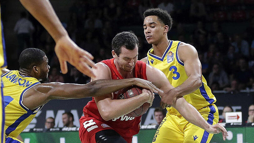 Nicht zu halten: Münchens Paul Zipser gegen die Löwen Braunschweig. Nicht zu halten: Münchens Paul Zipser gegen die Löwen Braunschweig.