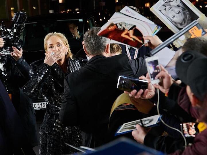 Luftküsse für ihre Fans: Sharon Stone.