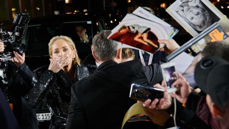 Luftküsse für ihre Fans: Sharon Stone. Luftküsse für ihre Fans: Sharon Stone.