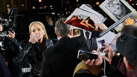 Luftküsse für ihre Fans: Sharon Stone.