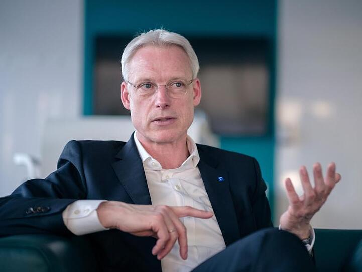 Andreas Gruchow, Mitglied des Vorstandes der Deutschen Messe AG, während eines Interviews zur neuen Digitalmesse Twenty2X.