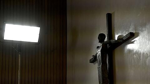Ein Kreuz hängt an der Wand.