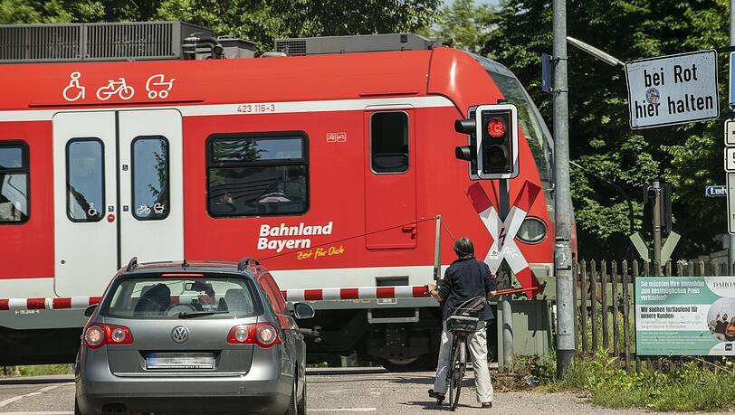 Ein Bahnübergang in Daglfing. Der Zugverkehr vor Ort – vor allem der Güterverkehr – ist immer wieder Anlass für Unruhe im Viertel. Ein Bahnübergang in Daglfing. Der Zugverkehr vor Ort – vor allem der Güterverkehr – ist immer wieder Anlass für Unruhe im Viertel.