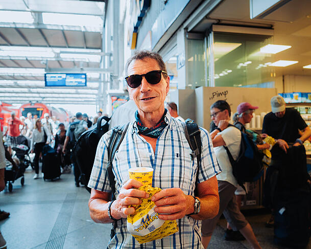 Stefan Hartmann (65) hat sich zum ersten Mal etwas bei der Filiale gekauft: "Ich wusste, dass hier die Preise günstig sind", sagt er.
