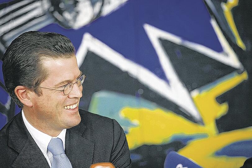 Selbstbewusster Auftritt: Karl-Theodor zu Guttenberg gibt in den USA eine Pressekonferenz &ndash; übrigens vor dem Gemälde &bdquo;Die Gitarre&ldquo; von Helmut Middendort. Foto: AP