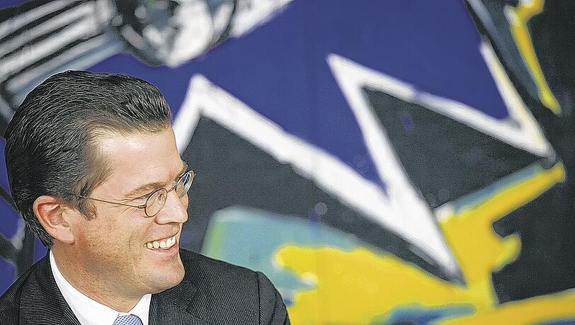 Selbstbewusster Auftritt: Karl-Theodor zu Guttenberg gibt in den USA eine Pressekonferenz – übrigens vor dem Gemälde „Die Gitarre“ von Helmut Middendort. Foto: AP Selbstbewusster Auftritt: Karl-Theodor zu Guttenberg gibt in den USA eine Pressekonferenz – übrigens vor dem Gemälde „Die Gitarre“ von Helmut Middendort. Foto: AP