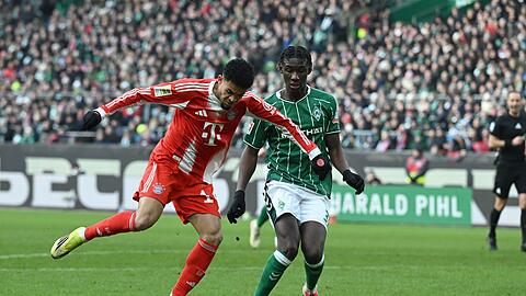 Im Zweikampf: Werders Karim Coulibaly (r) und Luis D&iacute;az vom FC Bayern M&uuml;nchen.