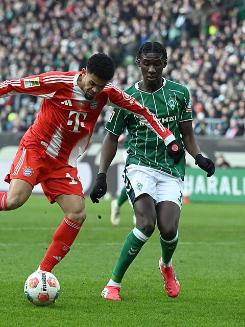 Im Zweikampf: Werders Karim Coulibaly (r) und Luis D&iacute;az vom FC Bayern M&uuml;nchen.