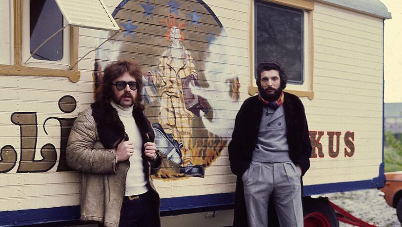 Duell der Direktoren: Bernhard Paul und André Heller 1976 vor einem alten Zirkuswagen. Duell der Direktoren: Bernhard Paul und André Heller 1976 vor einem alten Zirkuswagen.