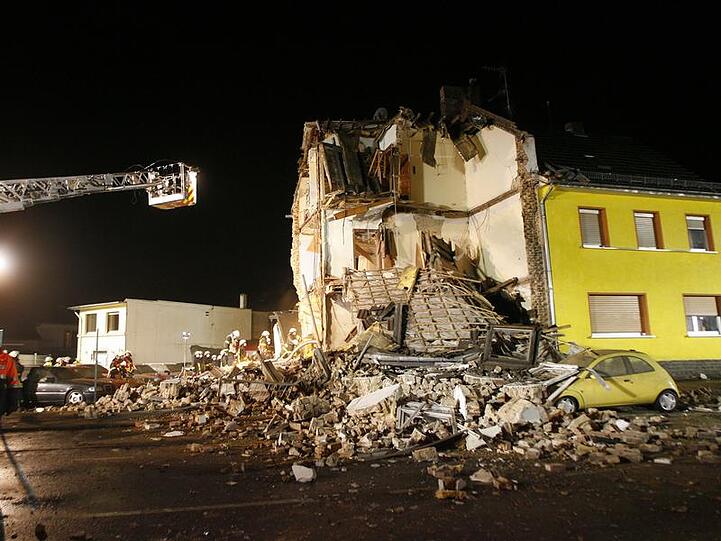 Mit einem lauten Knall stürzte dieses Wohnhaus in Brühl in sich zusammen