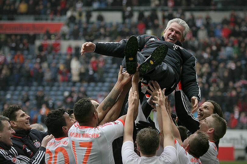 Jupp, Jupp, Hurra: Die Bayern-Spieler feiern ihren Trainer Jupp Heynckes nach dem 1:0-Sieg in Frankfurt.
