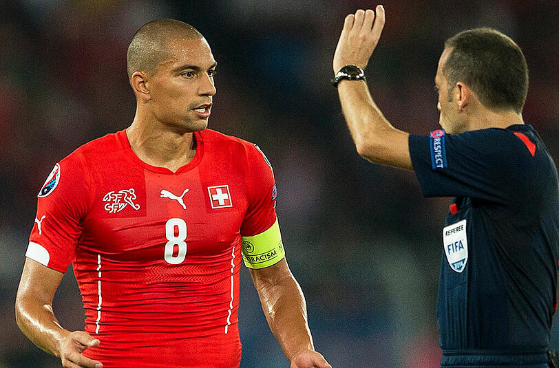 Cuneyt Cakir (r.) leitete zuletzt das EM-Qualifikationsspiel zwischen der Schweiz und England.