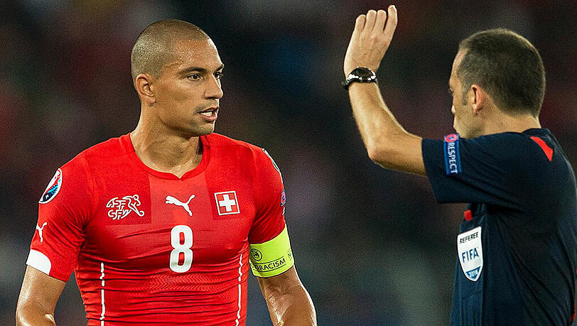 Cuneyt Cakir (r.) leitete zuletzt das EM-Qualifikationsspiel zwischen der Schweiz und England. Cuneyt Cakir (r.) leitete zuletzt das EM-Qualifikationsspiel zwischen der Schweiz und England.
