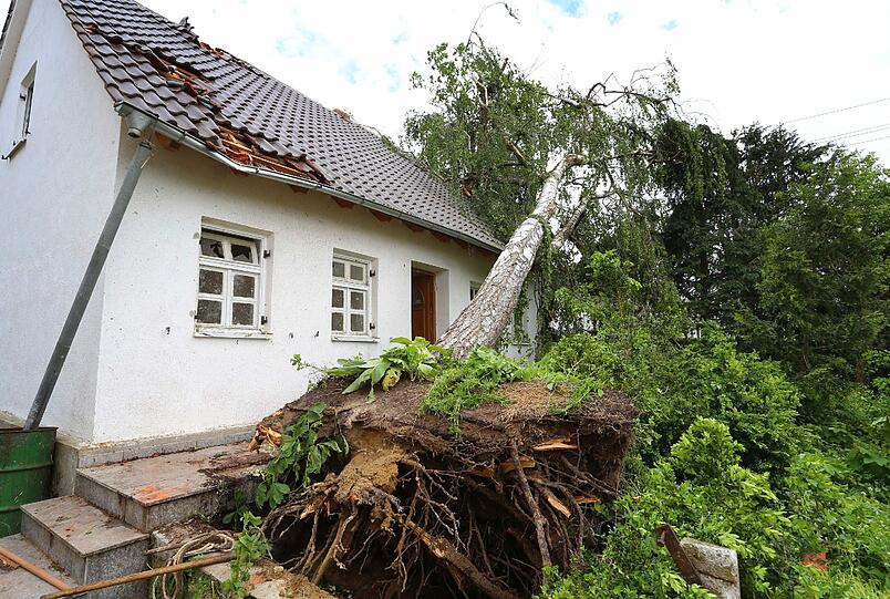 Bilder der Verwüstung aus dem Dorf Affing: Die Einwohner packen gemeinsam mit an aber der Schaden durch das Unwetter ist hoch. Die Bilder...
