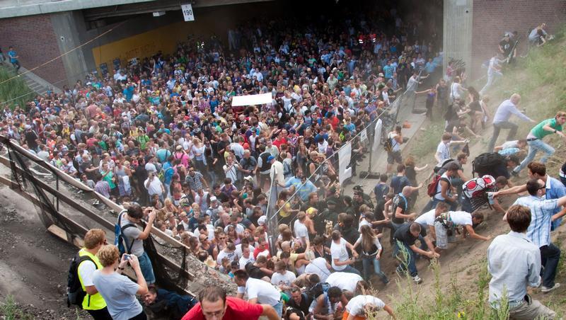 Bei der Massenpanik während der Loveparade im Sommer 2010 kamen 21 Menschen ums Leben. Bei der Massenpanik während der Loveparade im Sommer 2010 kamen 21 Menschen ums Leben.