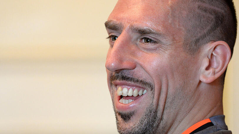 Franck Ribery vom FC Bayern München lacht am Sonntag auf einer Pressekonferenz im Teamhotel in Doha, Katar.