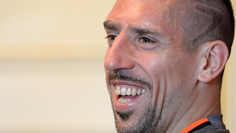 Franck Ribery vom FC Bayern München lacht am Sonntag auf einer Pressekonferenz im Teamhotel in Doha, Katar. Franck Ribery vom FC Bayern München lacht am Sonntag auf einer Pressekonferenz im Teamhotel in Doha, Katar.