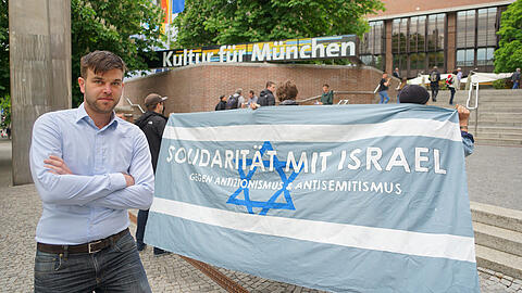 Michael Kuhn ist einer der fünfzig Demonstranten gegen den Vortrag am Gasteig.