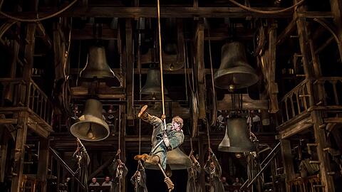 David Jacobs turnt als als Glöckner von Notre Dame durch das spektakuläre Bühnenbild des Musicals.