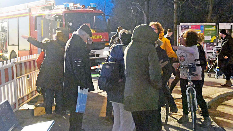 Nach Angaben des Landratsamtes war bei Bauarbeiten die Hauptwasserleitung im Ort beschädigt worden. Mehrere Keller und Tiefgaragen liefen voll, auch die Unterführung am S-Bahnhof war betroffen. Thomas Gaulke