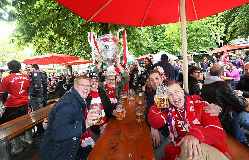 Fans lassen es beim Champions-League-Finale des FC Bayern gegen Dortmund rund um den Marienplatz krachen. Die Bilder
