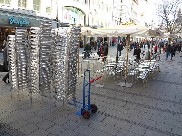 ...oder auch ein Biergarten im Aufbau.