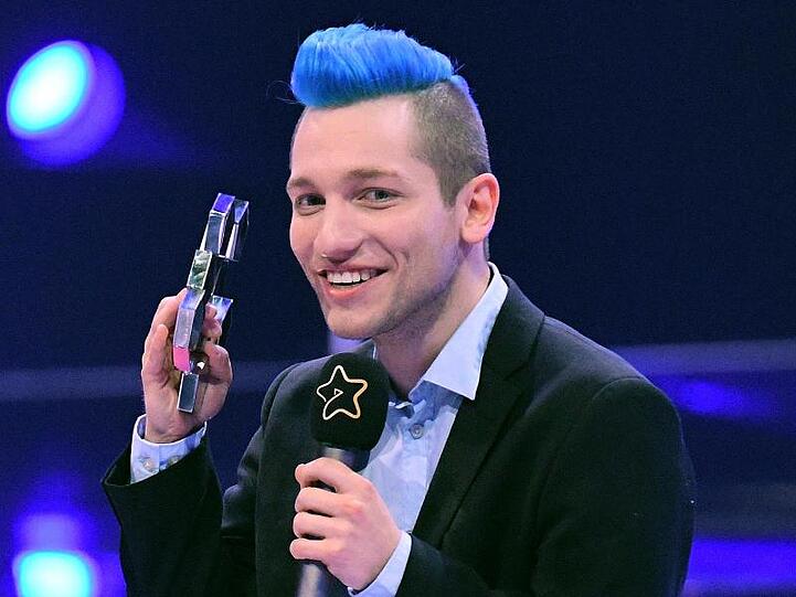 Der Youtuber Rezo, Produzent von Webvideos, hält bei der Verleihung des 7. Webvideopreises den Preis in der Kategorie "Music" in der Hand.