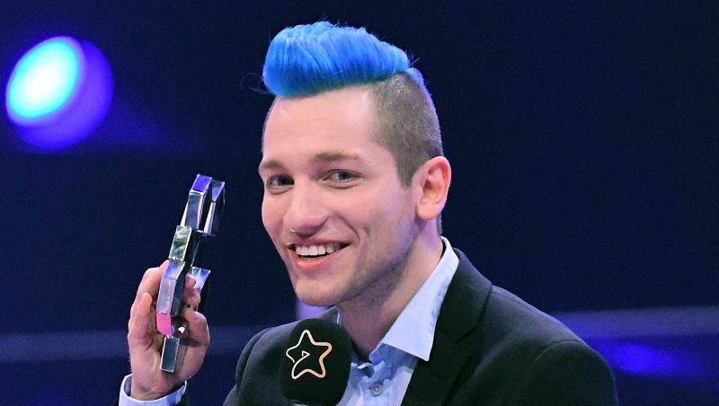 Der Youtuber Rezo, Produzent von Webvideos, hält bei der Verleihung des 7. Webvideopreises den Preis in der Kategorie "Music" in der Hand. Der Youtuber Rezo, Produzent von Webvideos, hält bei der Verleihung des 7. Webvideopreises den Preis in der Kategorie "Music" in der Hand.
