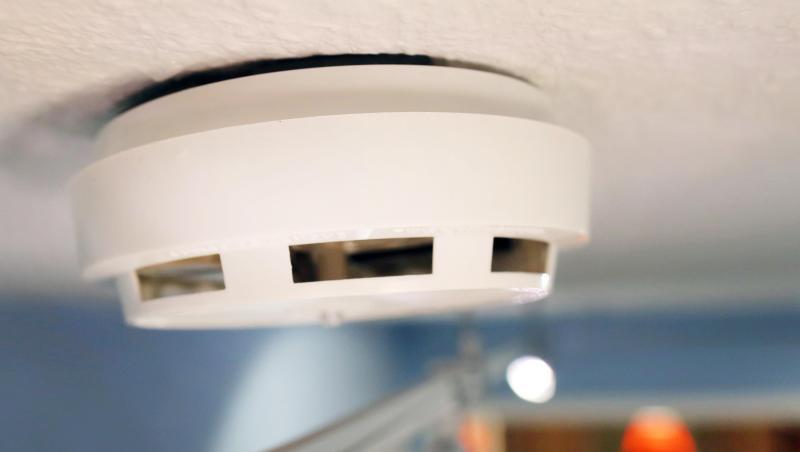 Ein Rauchmelder ist an der Decke in einem Hausflur angebracht. Ein Rauchmelder ist an der Decke in einem Hausflur angebracht.